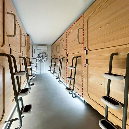 Airone Capsule Hotel Hobart Exterior photo